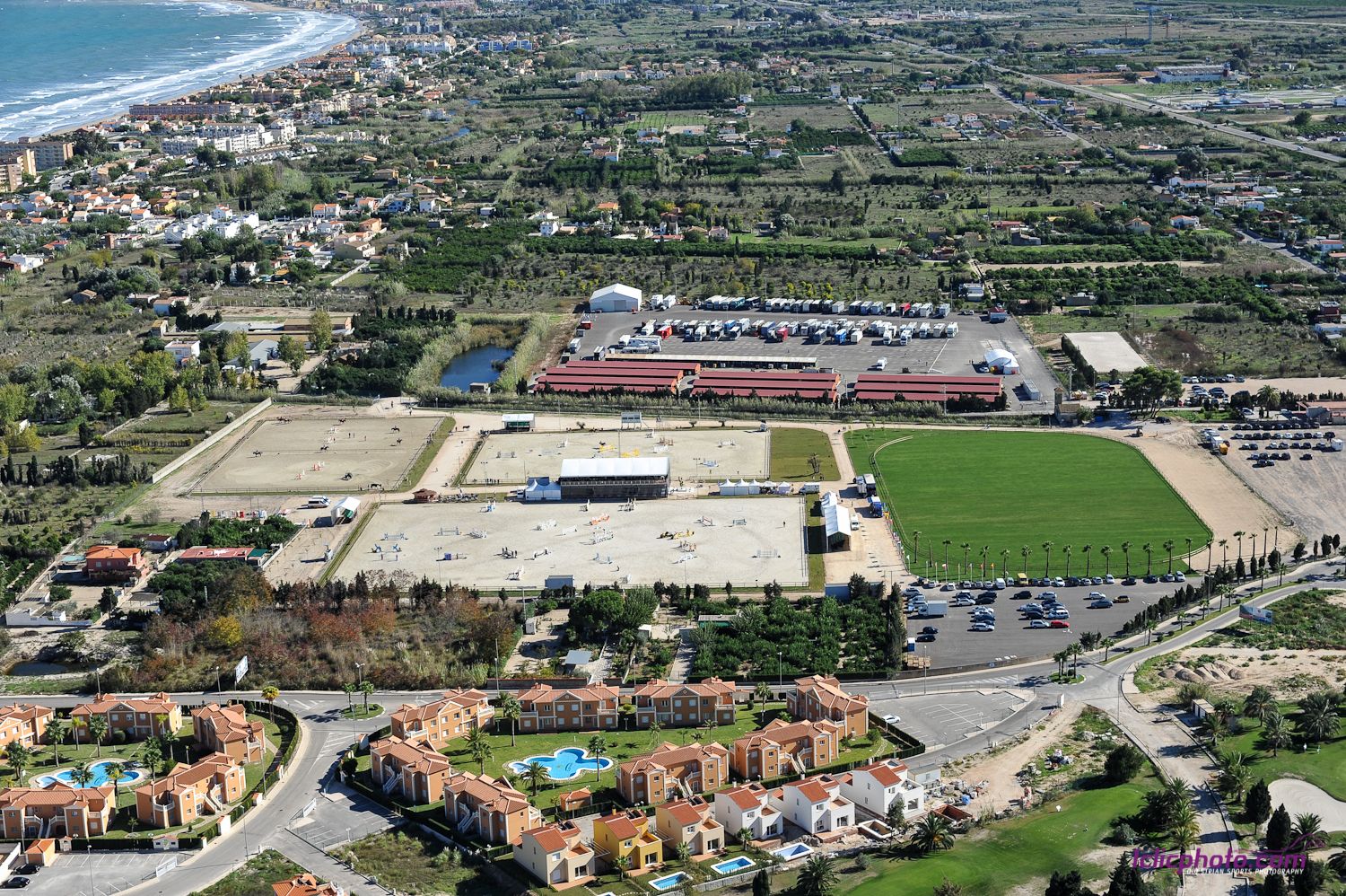 Vista desde helicóptero de las pistas de Oliva Nova con suelo Risohorse®