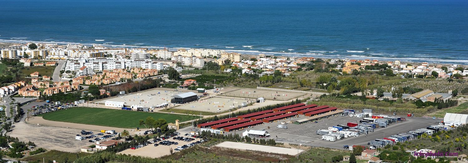 Fotografía aérea de Oliva Nova con varias pistas de arena y la zona de cuadras