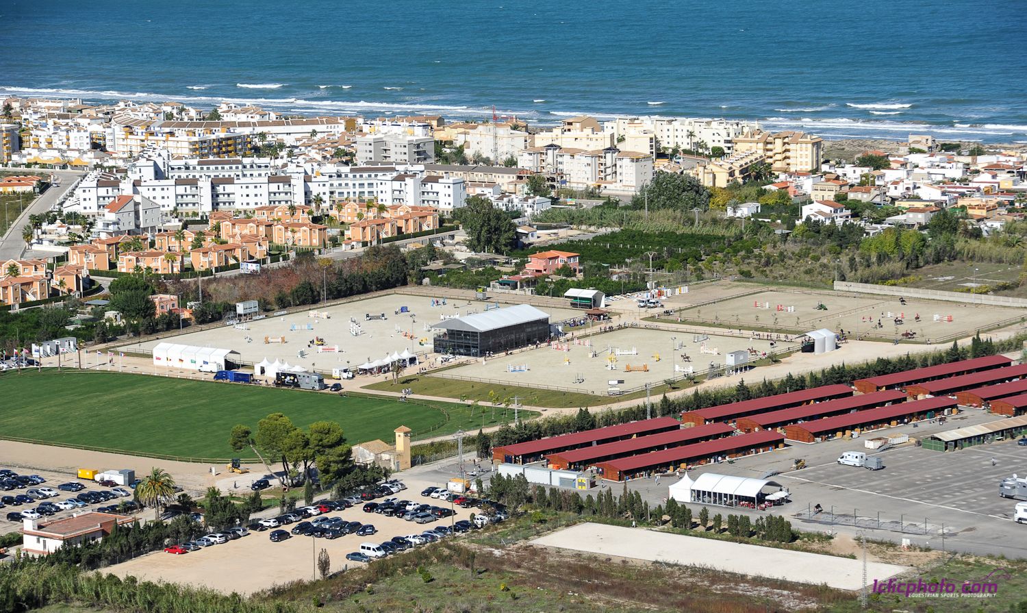 Fotografía aérea de las pistas de competición de Oliva Nova, con el pueblo y la costa al fondo