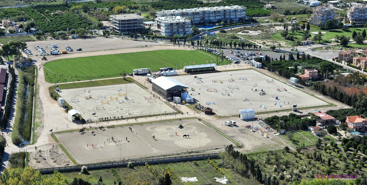 Fotografía aérea del centro ecuestre Oliva Nova con las pistas de la Mediterranean Equestrian Tour