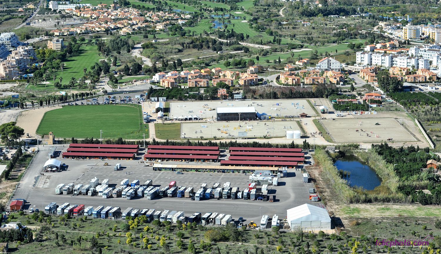 Fotografía aérea de Oliva Nova con pistas de arena, cuadras y aparcamiento de camiones
