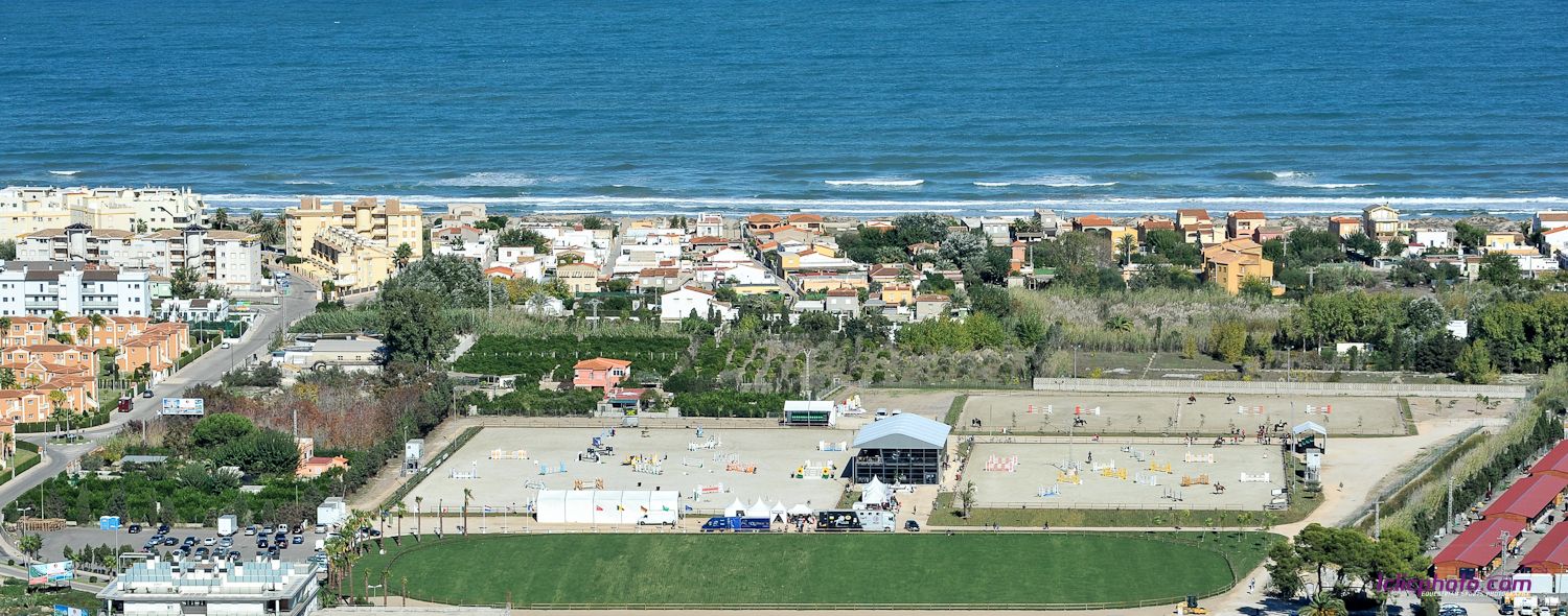 Toma desde helicóptero del recinto de Oliva Nova con suelos Risohorse®