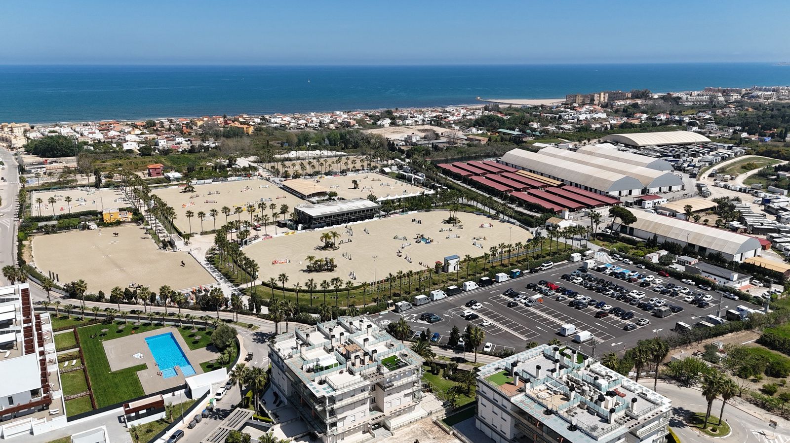 Toma con dron del centro ecuestre Oliva Nova, con la costa y el Mediterráneo al fondo