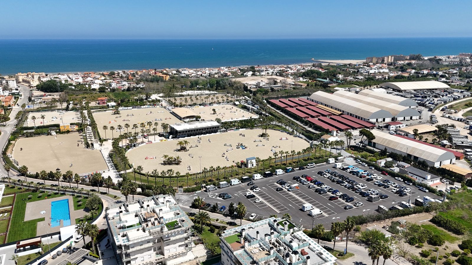 Vista aérea sobre varias pistas Risohorse® de las instalaciones de Oliva Nova