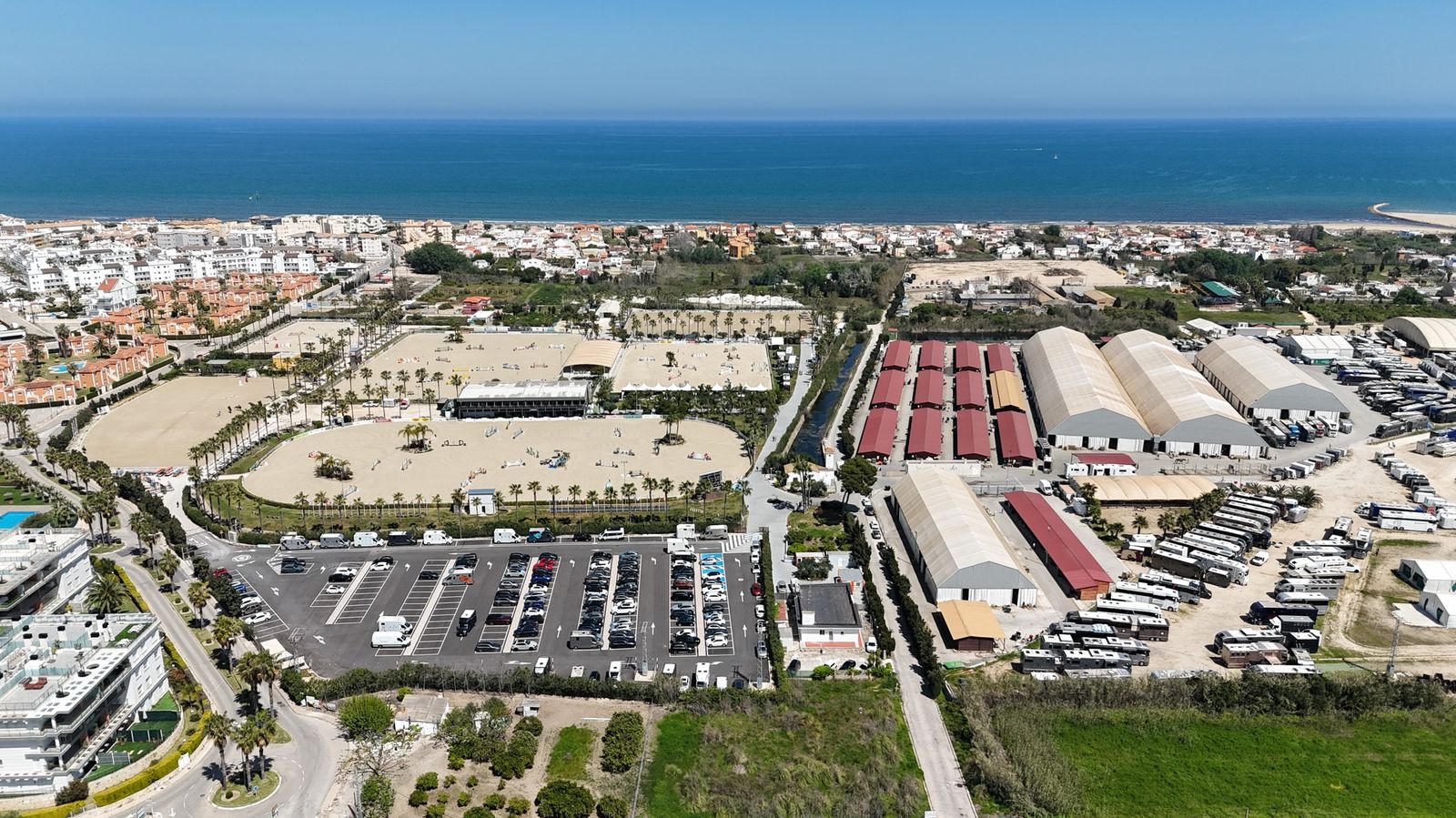 Fotografía aérea de las pistas de competición de Oliva Nova con suelo Risohorse® de flujo y reflujo