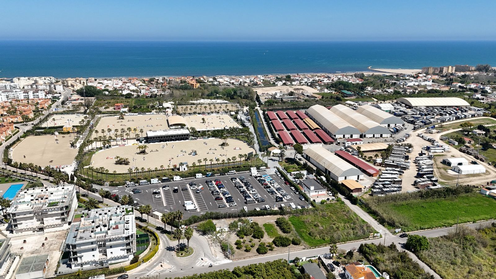Toma con dron del centro ecuestre Oliva Nova, con las montañas de la Costa Blanca al fondo