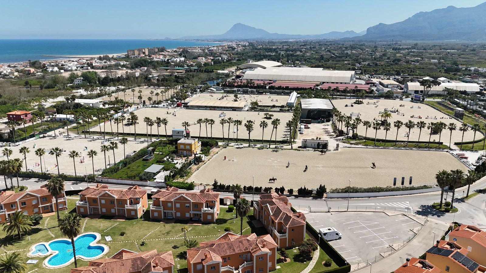 Vista aérea de varias pistas Risohorse® contiguas en las instalaciones de Oliva Nova
