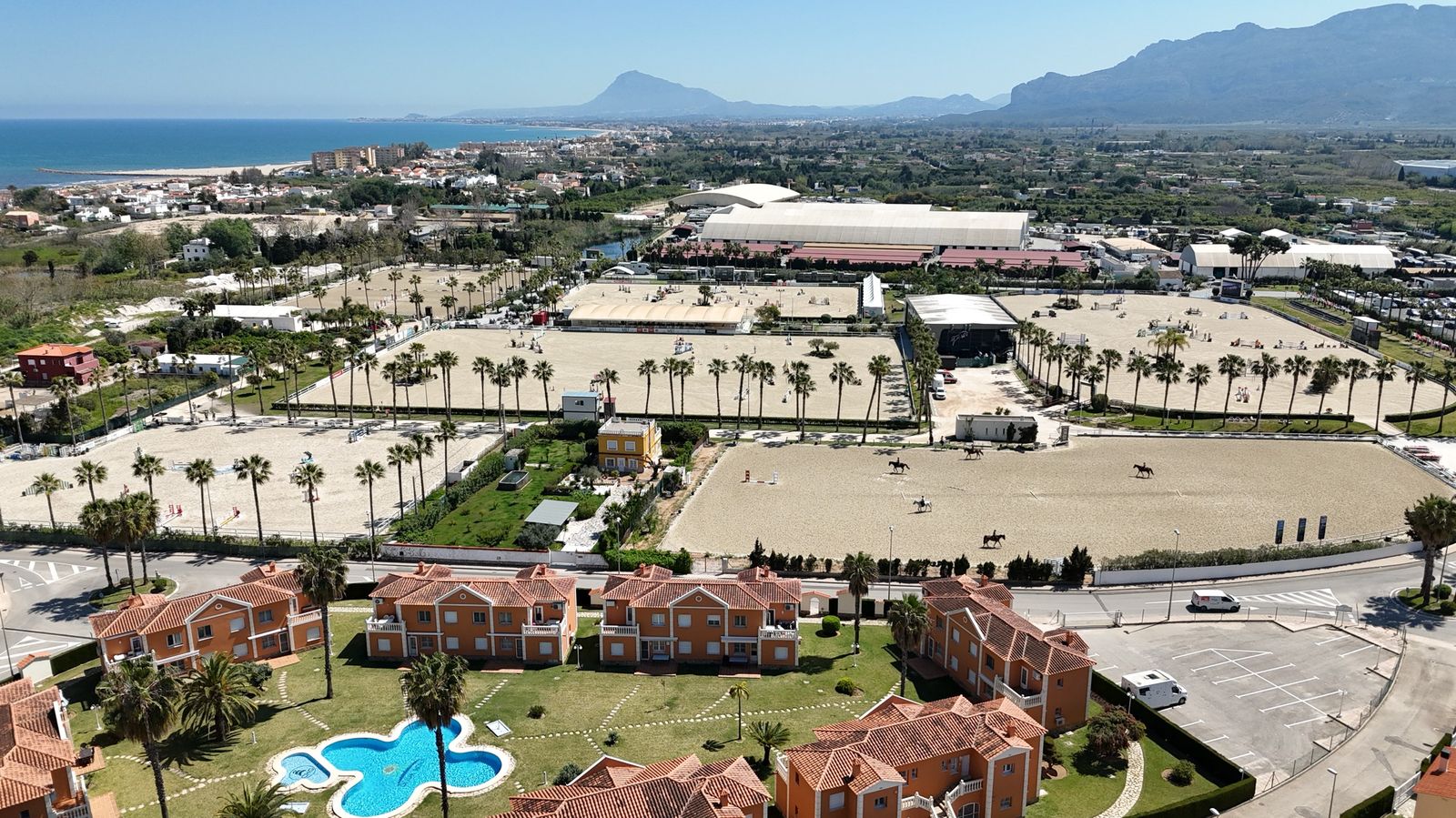Toma con dron de las instalaciones de Oliva Nova con vistas sobre las pistas de arena hacia el mar