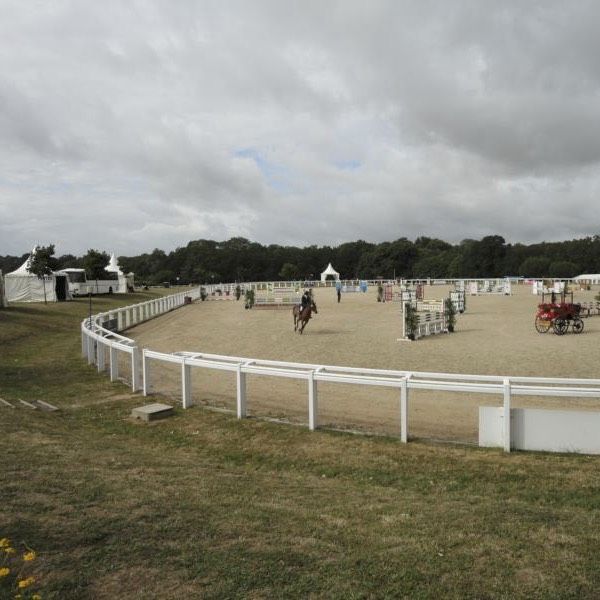 Französisches Nationales Pferdezuchtzentrum mit Risohorse Reitplatz