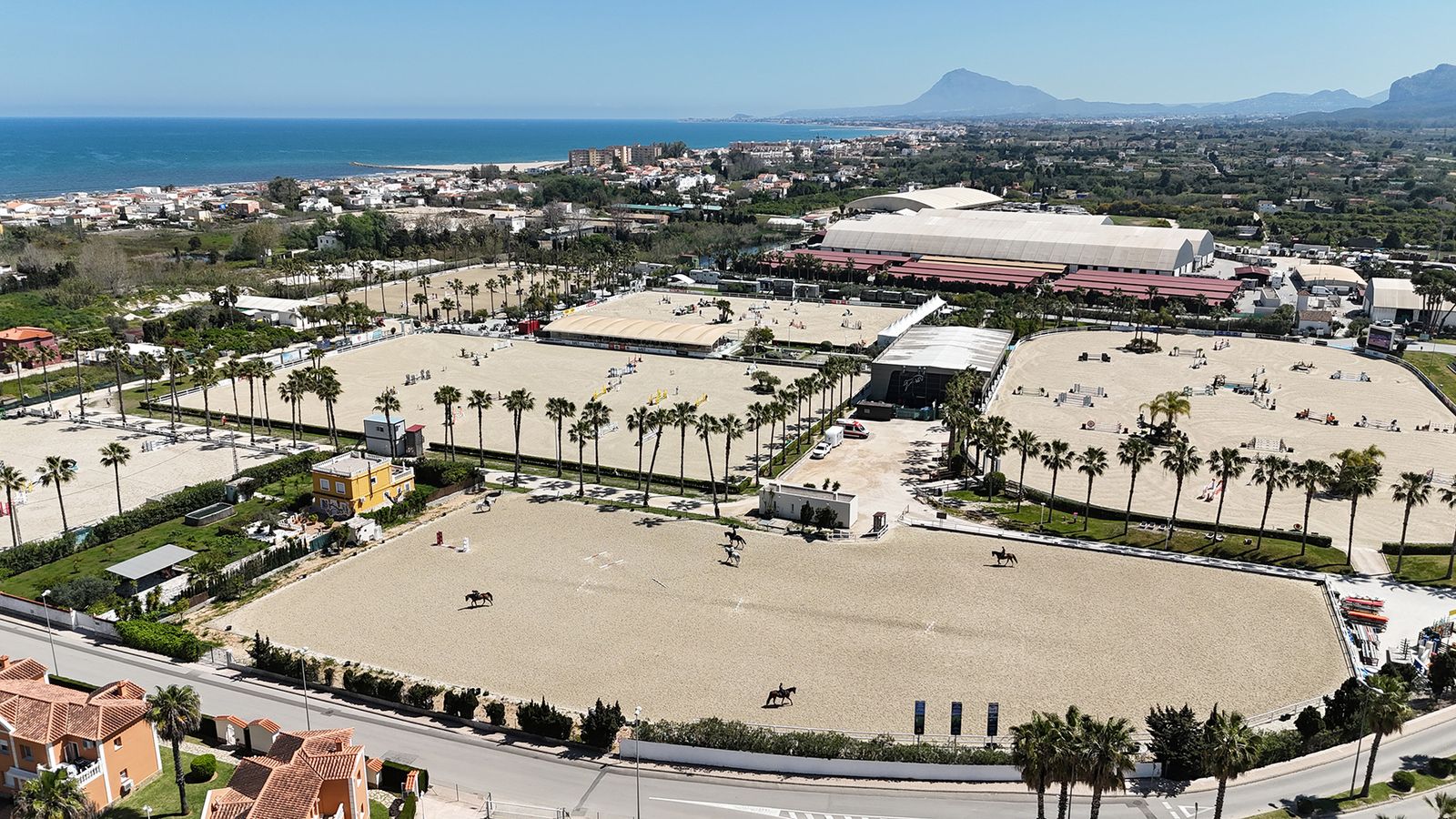 Luftaufnahme Panorama MET Oliva Pferdesportzentrum mit mehreren Risohorse Reitböden in Spanien