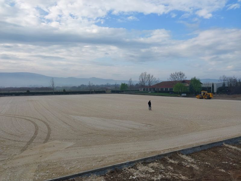 Bauphase Risohorse Reitboden Ippos Club Thessaloniki Griechenland 2023 mit Systeminstallation