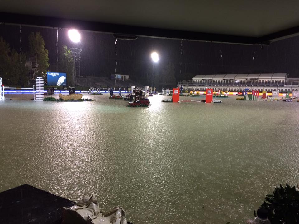 Reitplatz während Starkregen – 80 Liter pro Quadratmeter in 1,5 Stunden