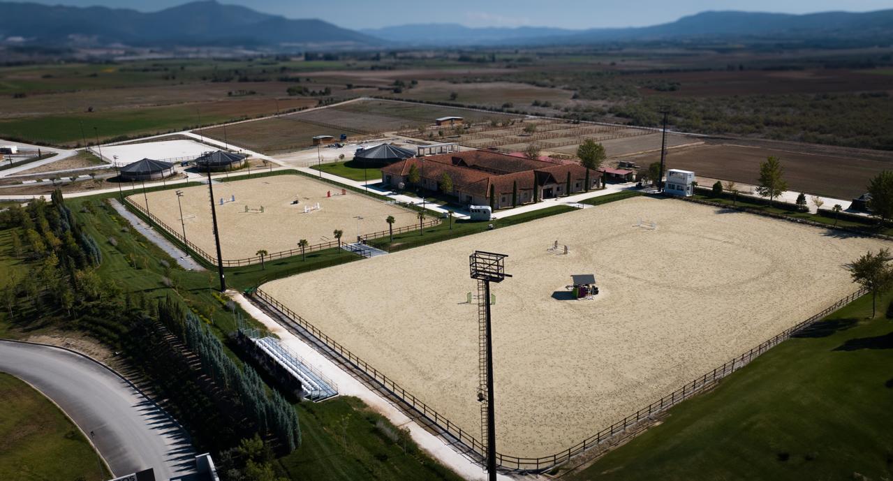 Weitwinkelansicht internationale Turnieranlage Ippos Club Griechenland mit Risohorse Boden