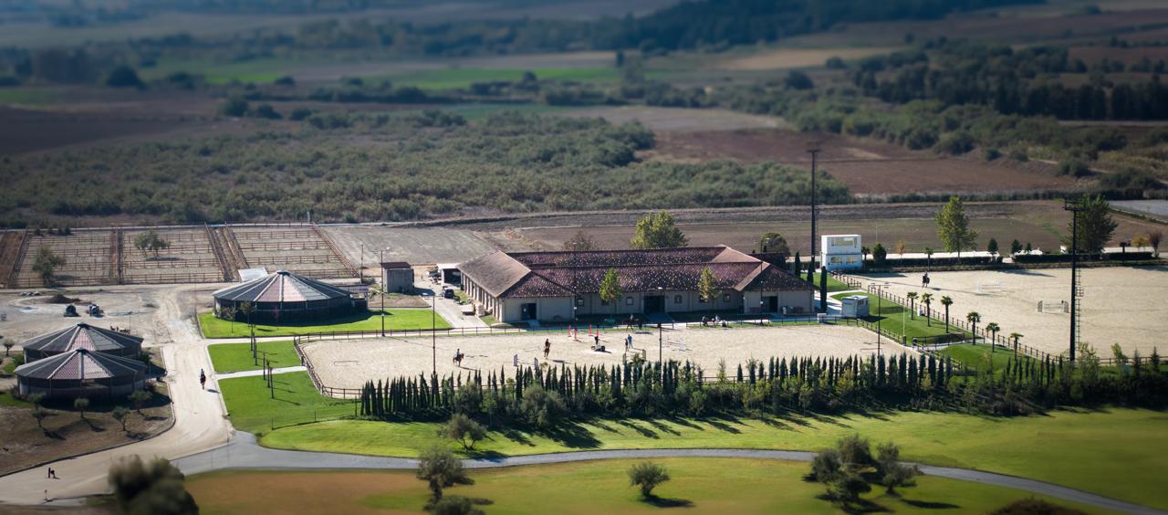 Bodenansicht Pferdesportanlage Thessaloniki zeigt Qualität der Risohorse Reitböden