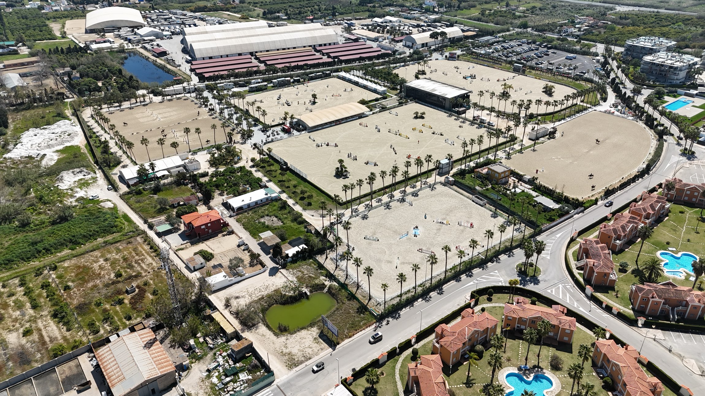 Luftaufnahme Panorama MET Oliva Pferdesportzentrum mit mehreren Risohorse Reitböden in Spanien