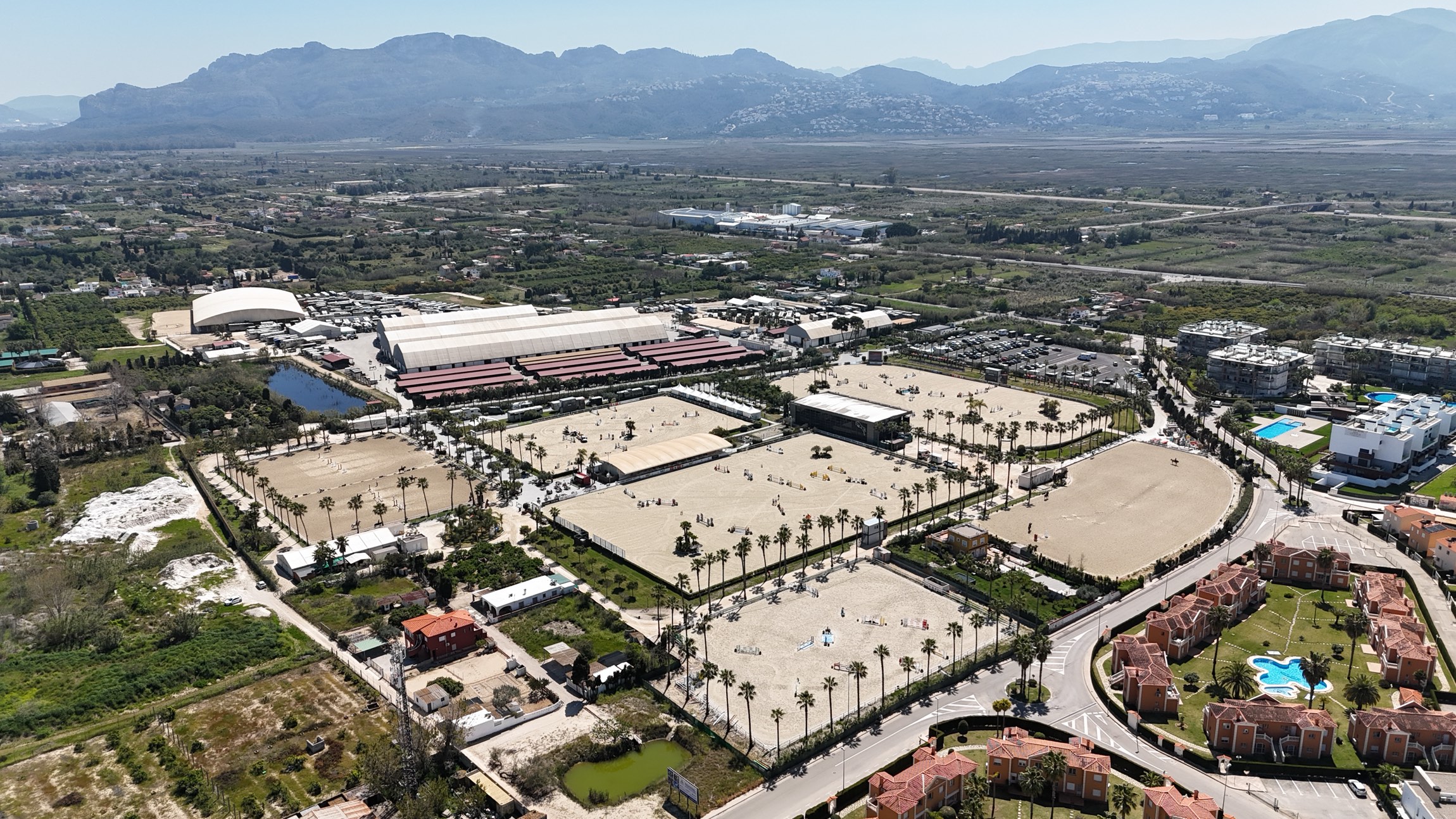 Bauphase und frühe Entwicklung MET Oliva mit ersten Risohorse Reitböden Installation