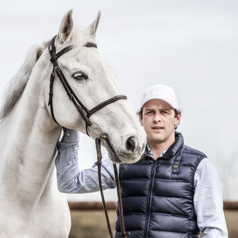 Sebastian Adams mit weißem Pferd – Risohorse Partner und Pferdesport-Experte