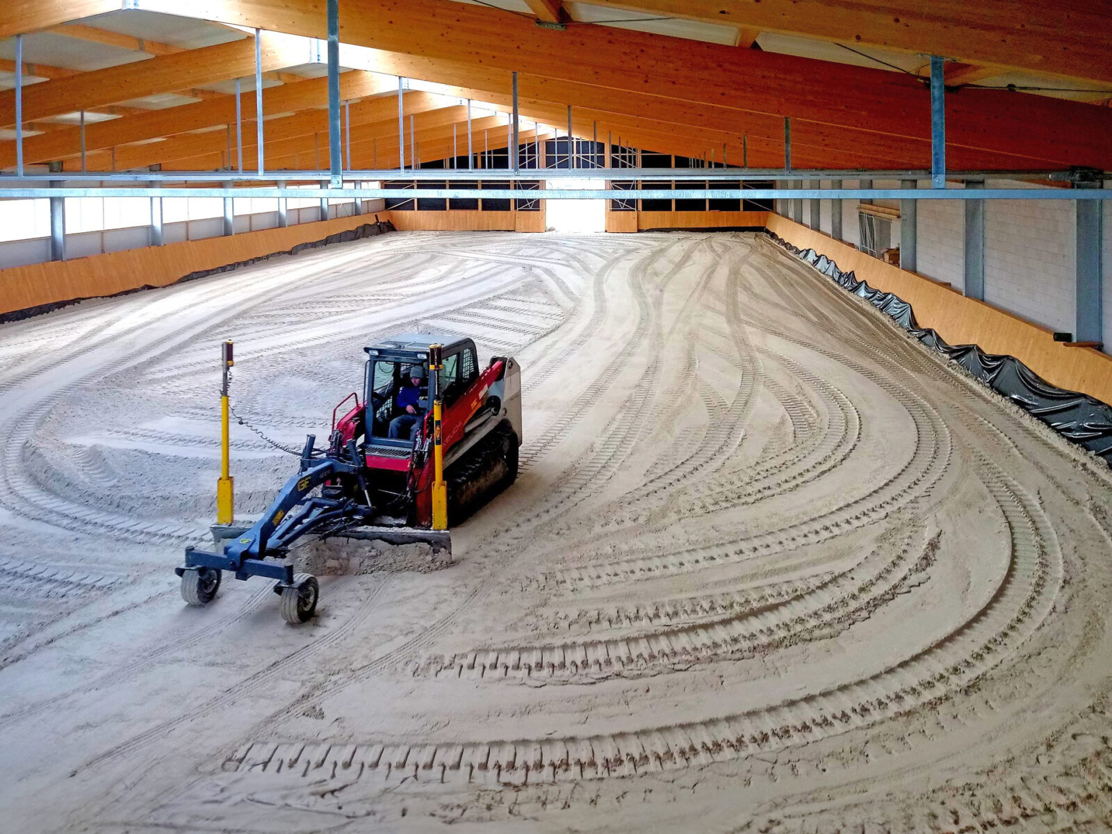 Construcción profesional de pista ecuestre con sistema Risohorse® Ebbe-Flut